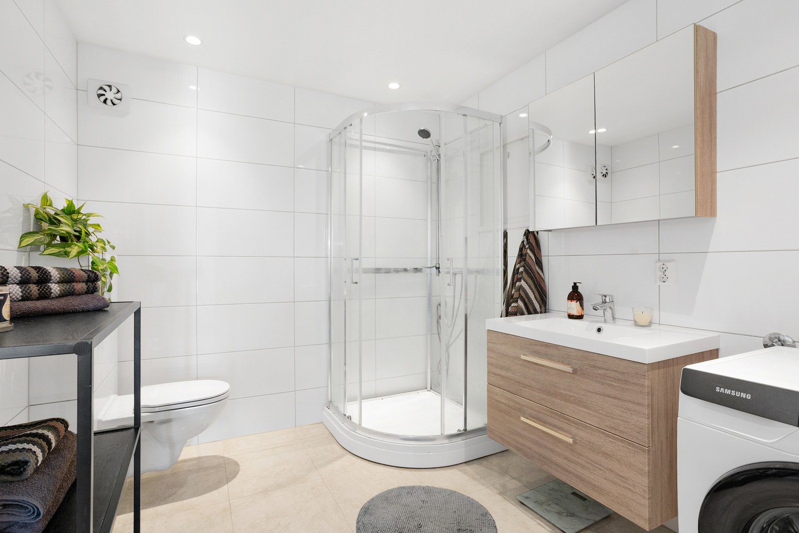 Badet i hybelen ble oppgradert i 2021 og har innfelte downlights i himling, gulvvarme og fliser på gulv og vegger. Galleribilde