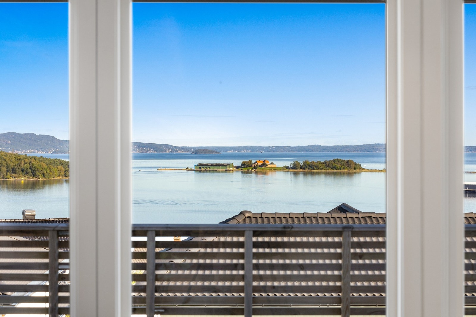 Det er nydelig fjordutsikt i flere av rommene i hovedetasjen. Galleribilde