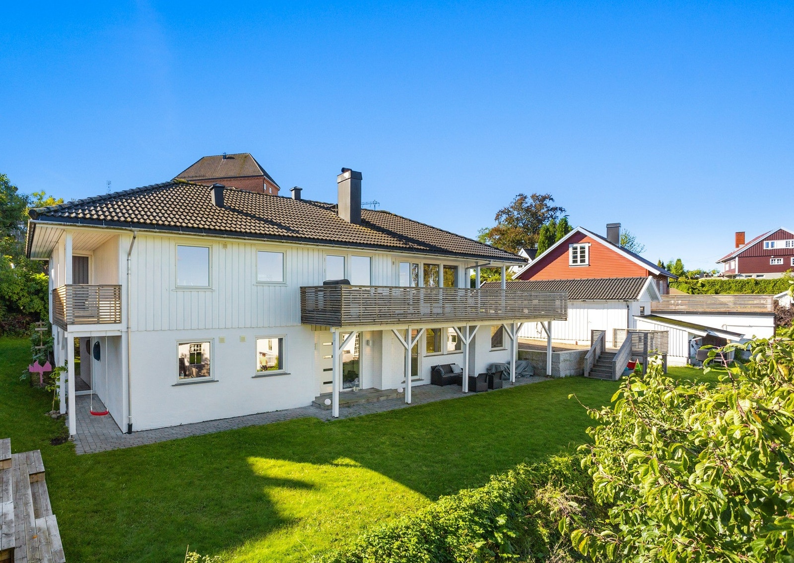 Boligen har gjennomgått en omfattende oppgradering de siste årene, med bl.a. nye våtrom, to nye kjøkken, oppgradert overflater, ny varmepumpe og stor, flott uteplass. Galleribilde