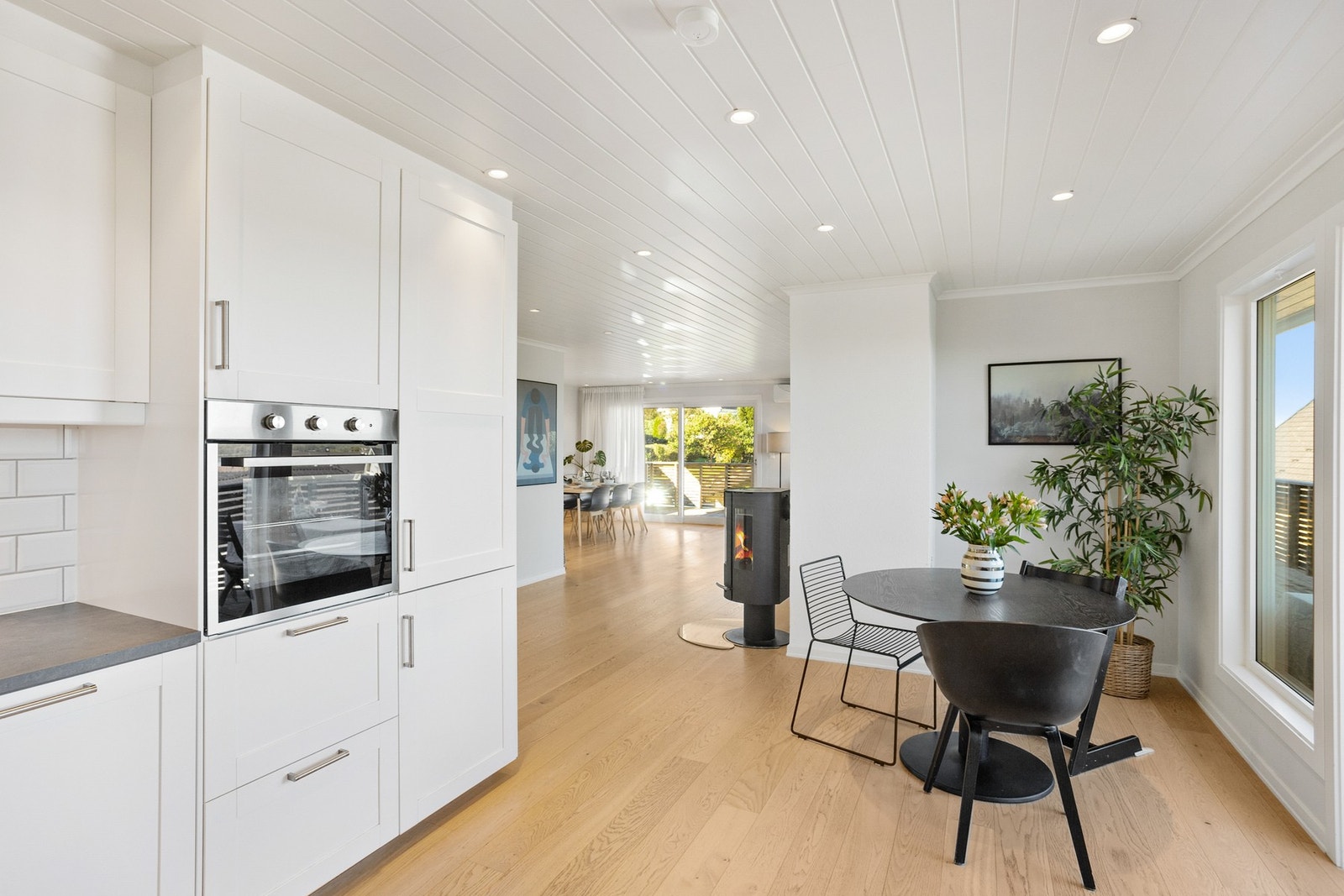 Fra stuen og flere av rommene nyter du den vakre utsikten over Indre havn. Galleribilde