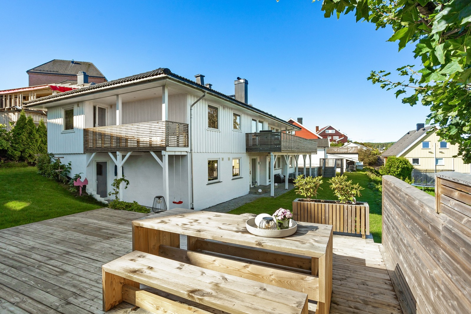 Ute har du hele 81 kvm terrasser fordelt på flere himmelretninger - perfekte soner for morgenkaffen, barnelek eller hyggelige sommerkvelder. Galleribilde