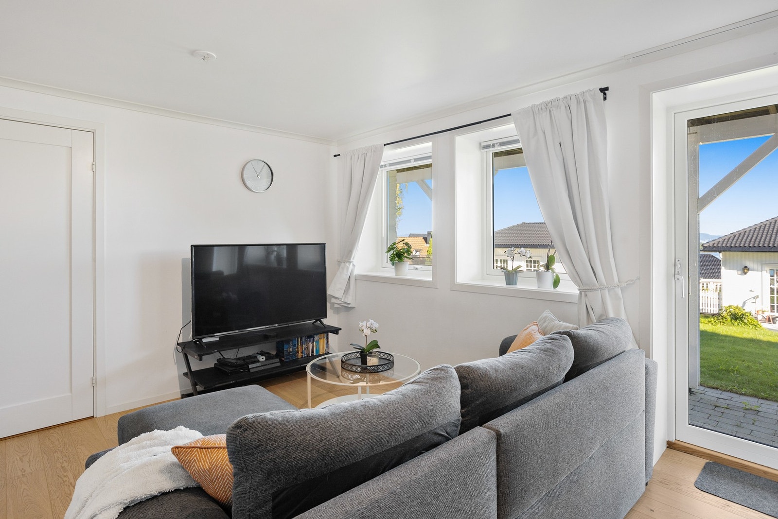 Hybelen inneholder stue med åpen kjøkkenløsning, to soverom, vindfang, gang og et lekkert bad/vaskerom. Galleribilde