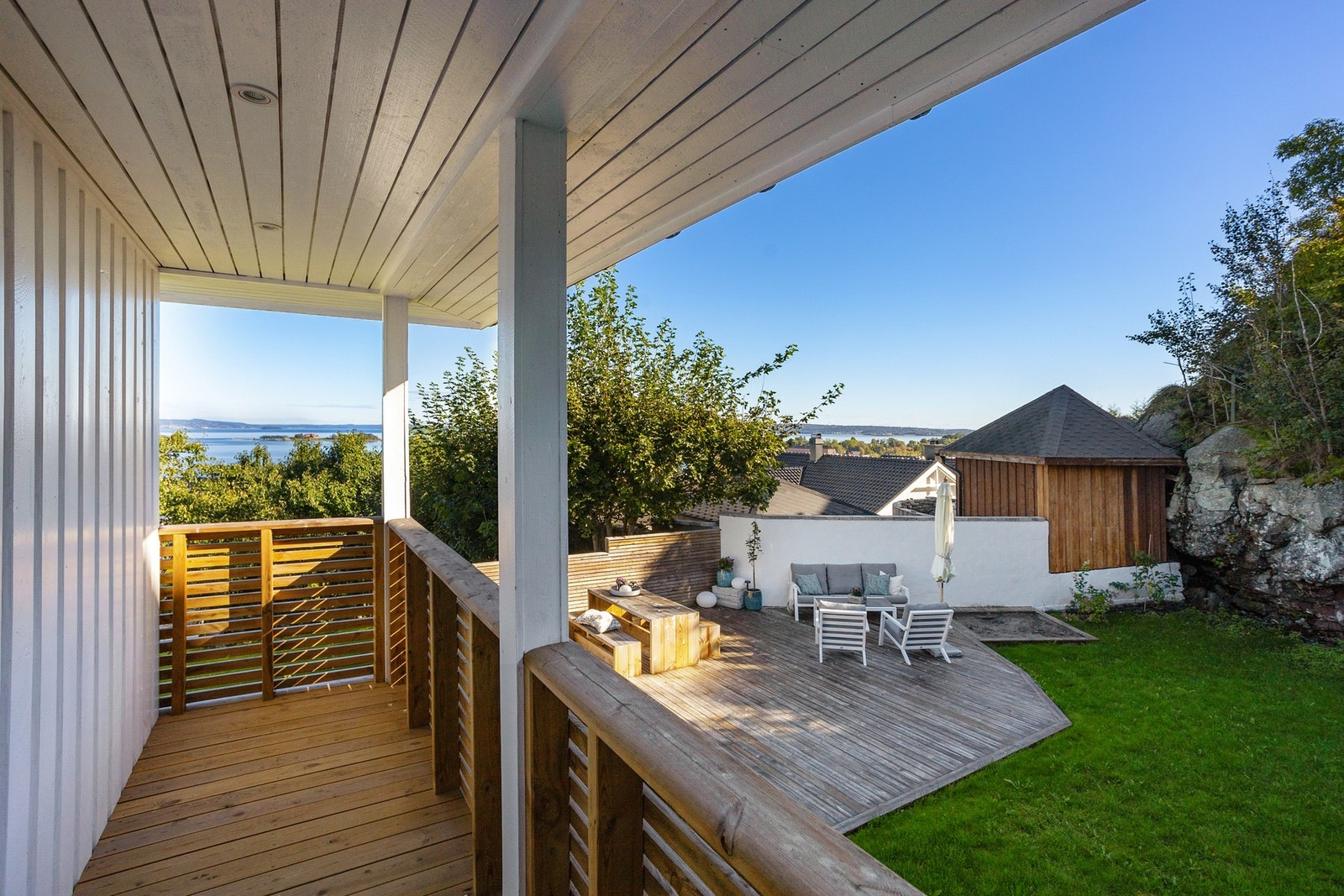 Fra hovedsoverommet er det utgang til en overbygd balkong. Galleribilde