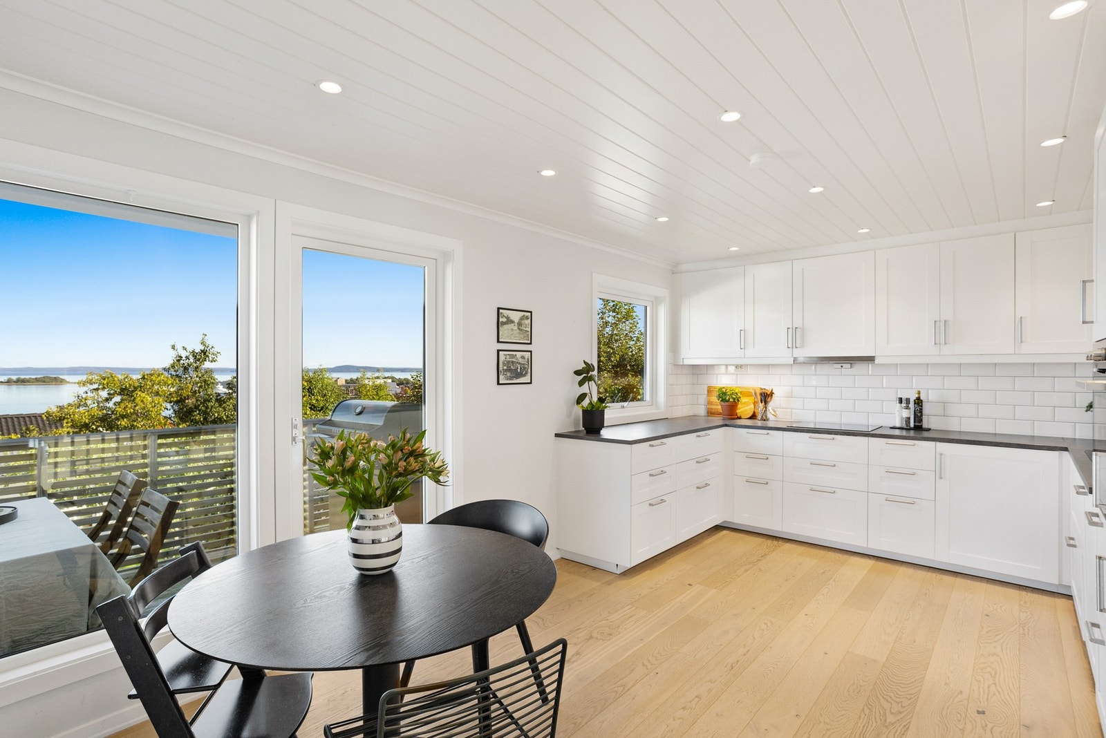 Kjøkkenet var nytt i 2021 og fremstår både moderne og funksjonelt. Galleribilde