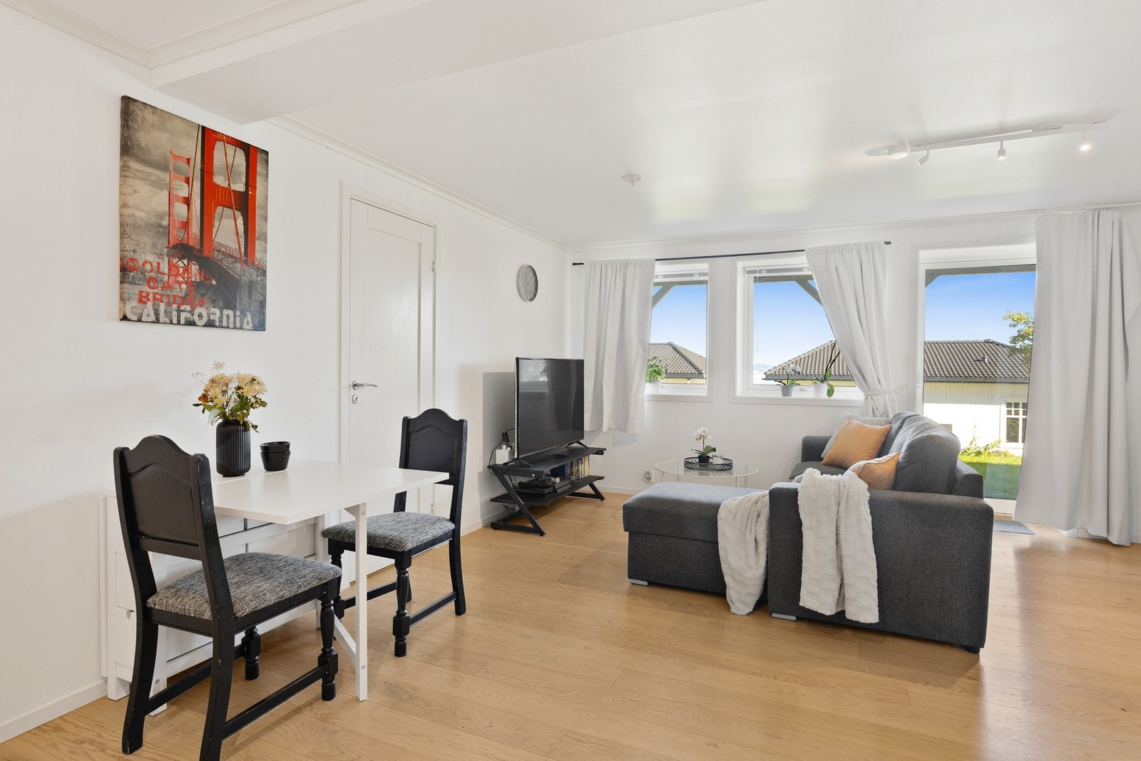 Stue og kjøkken ligger i åpen løsning i hybelen. Galleribilde