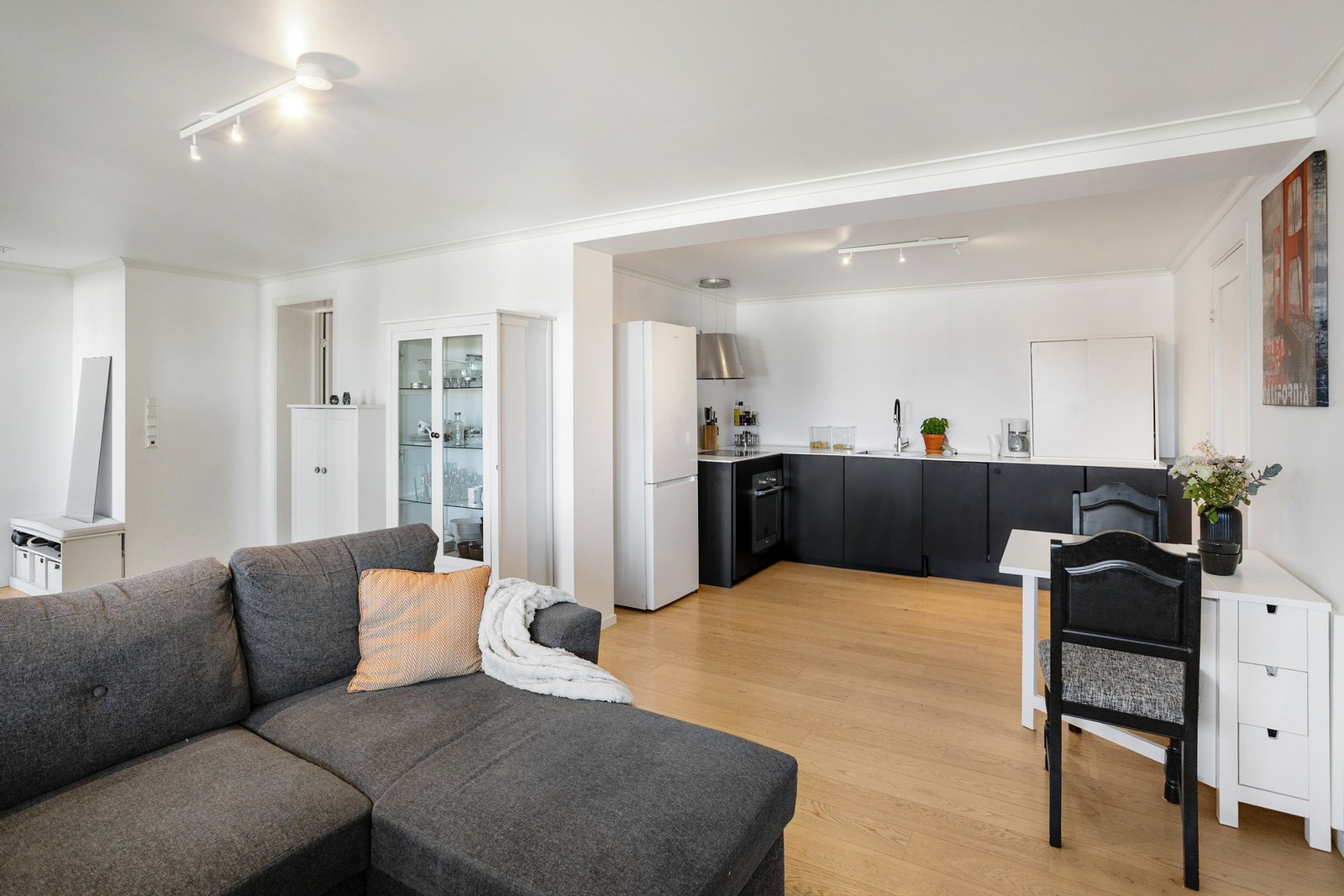 Kjøkkenet ble oppgradert i 2021 og har slette fronter og benkeplate i laminat. Galleribilde