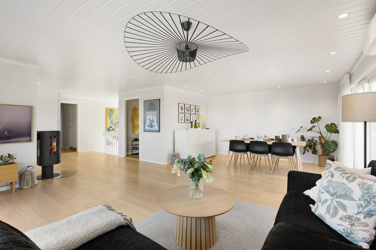 En moderne peisovn fra 2023 setter den lune stemningen på kalde vinterdager. Galleribilde