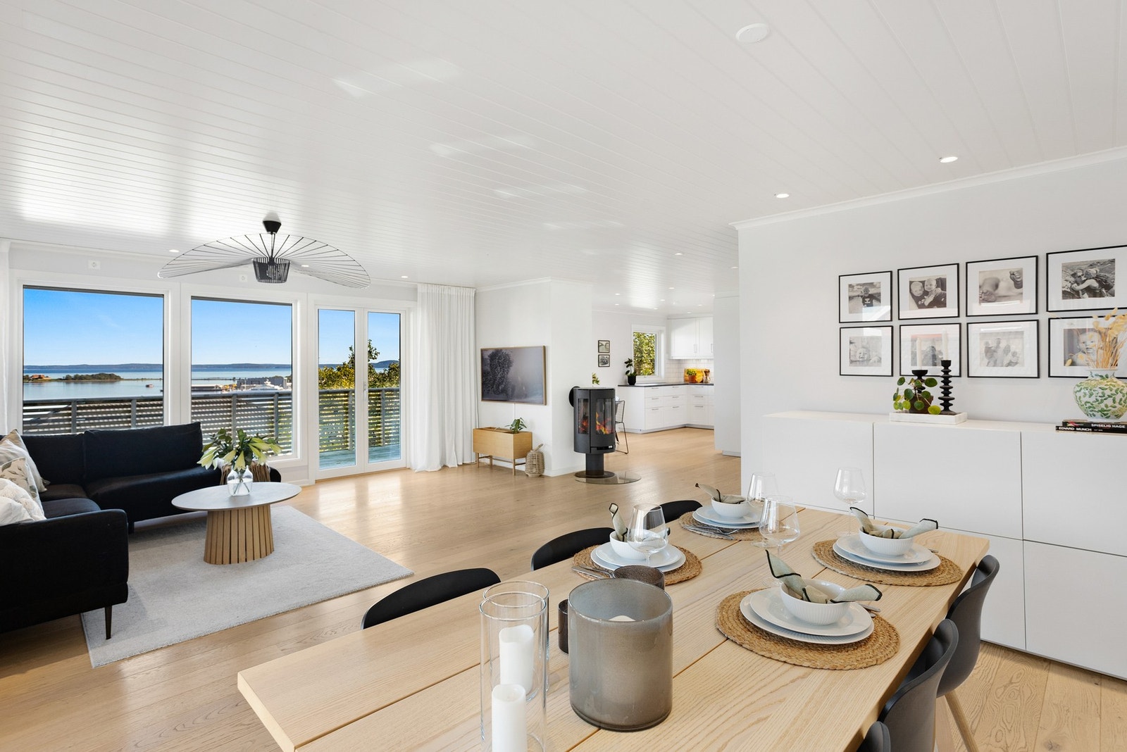 Stuen byr på god plass for både sofa og spisebord Galleribilde