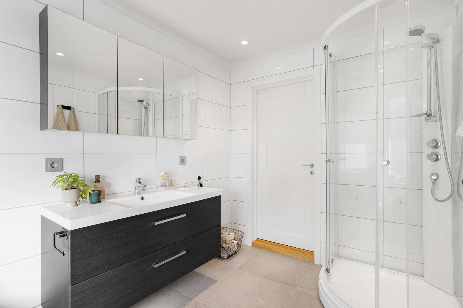 Her er det gulvvarme, fliser på gulv og vegger og himling med innfelte downlights. Galleribilde