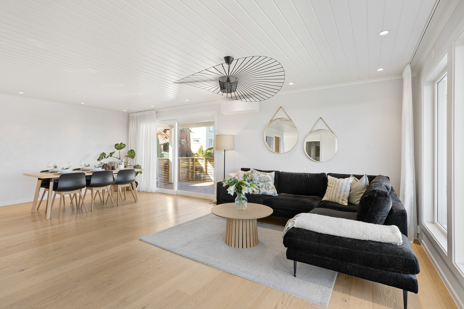 Fra stuen er det flere utganger til de hyggelige terrassene - så her flyter inne og ute sømløst sammen. Galleribilde