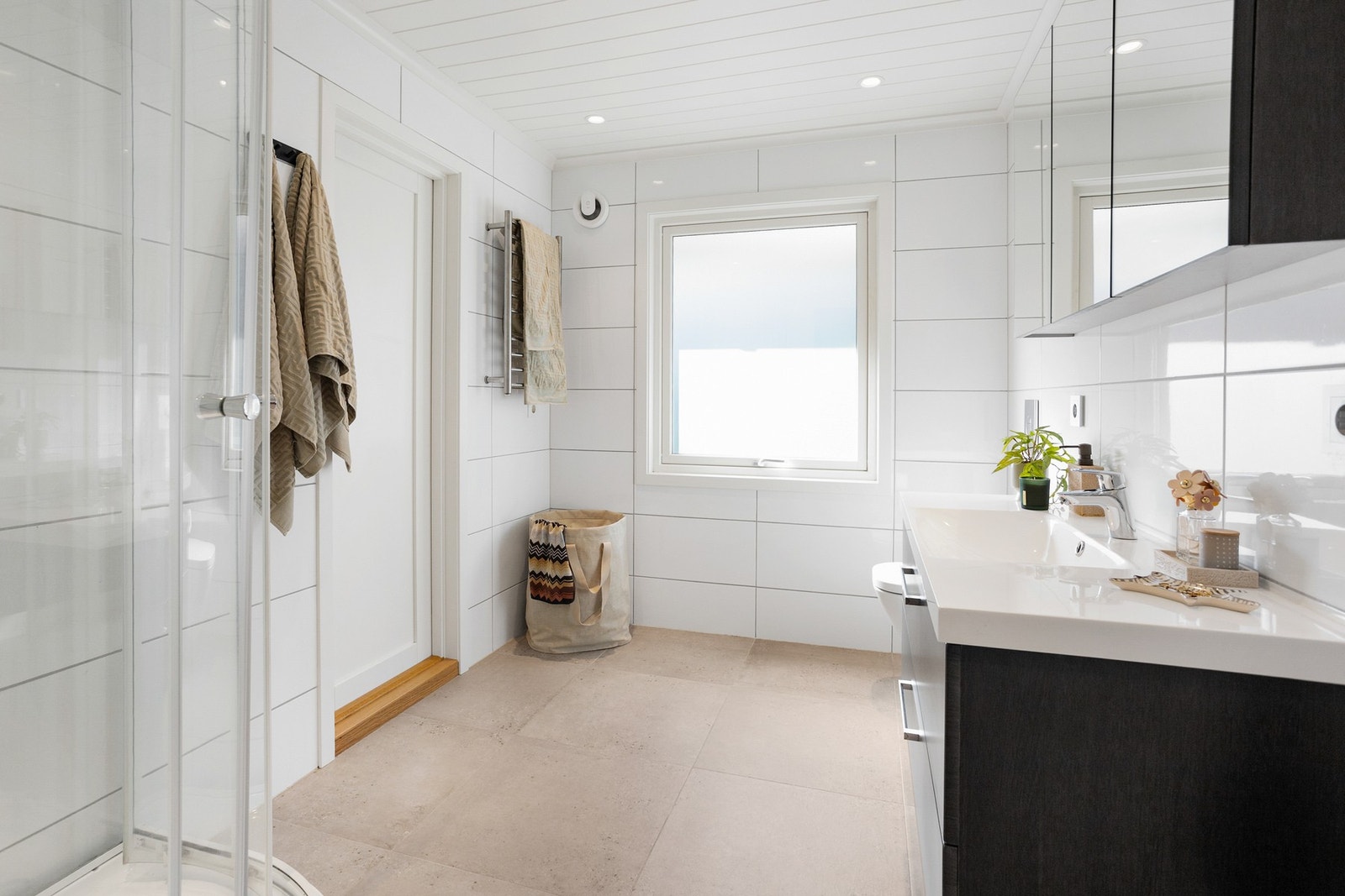 Badet i 1. etasje ble oppgradert i 2021 og har direkte adkomst til hovedsoverommet. Galleribilde