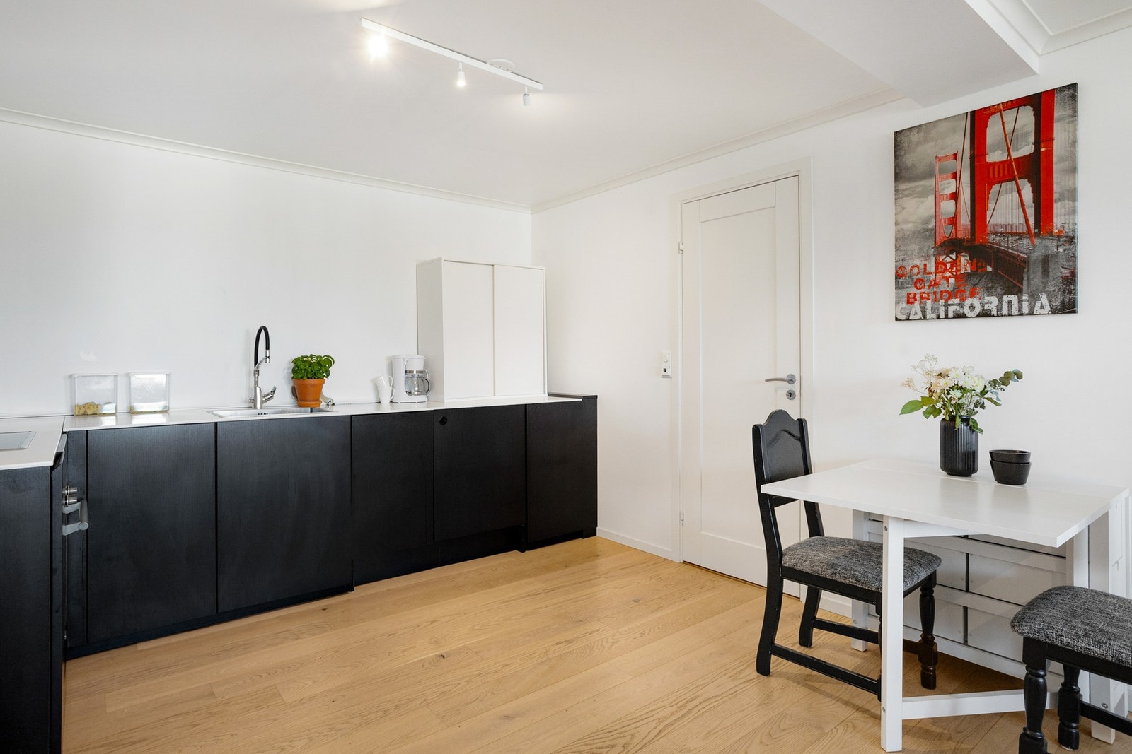 Det er plass for et lite spisebord i tilknytning til kjøkkenet i hybelen. Galleribilde