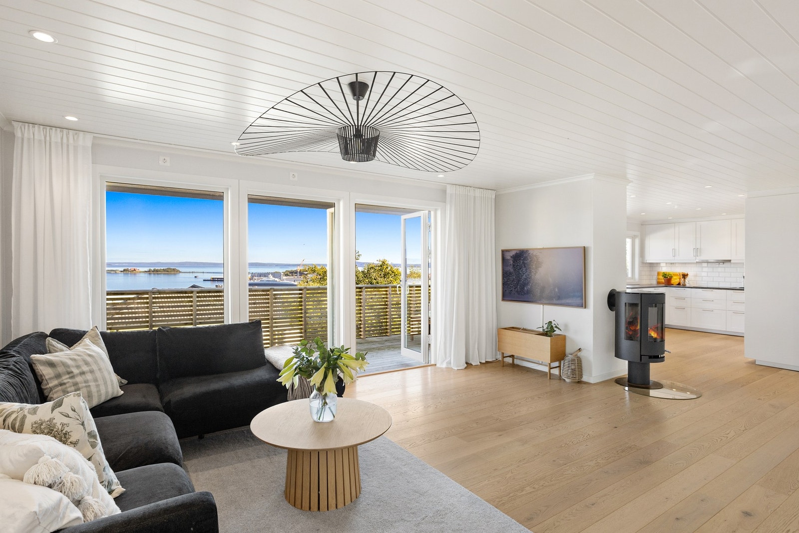 Boligens naturlige samlingspunkt er den store og lyse stuen. Galleribilde