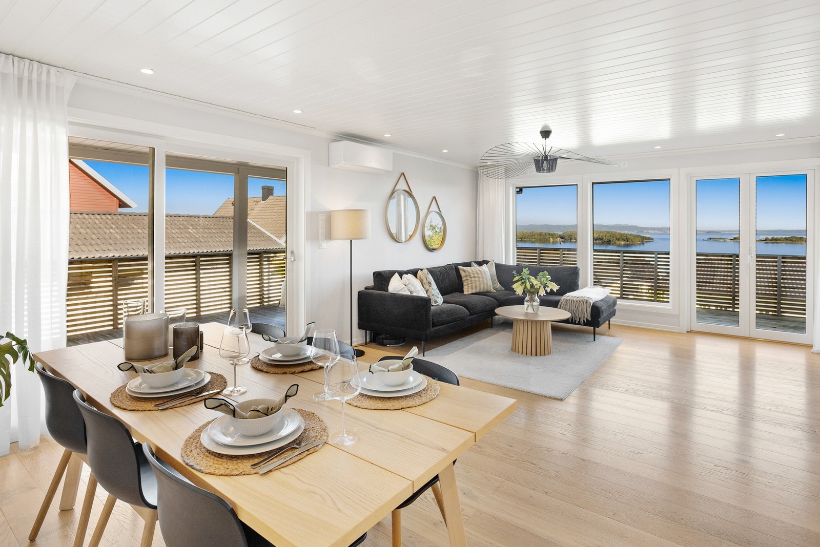 Store vindusflater som slipper inn rikelig med lys og samtidig rammer inn utsikten over sjøen. Galleribilde