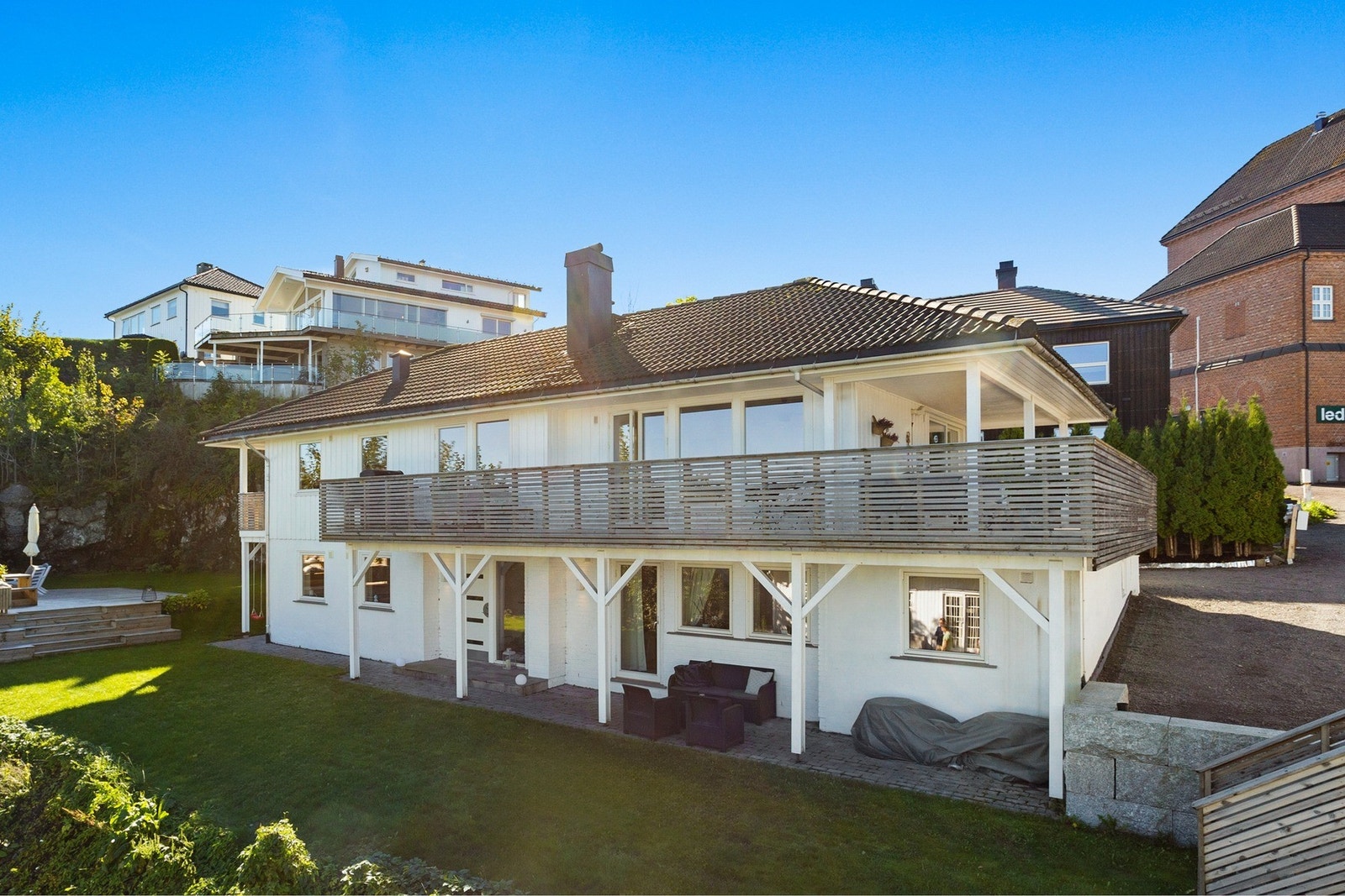 Her får du hele 227 kvm bruksareal fordelt på hoveddel og en romslig hybel - noe som gjør eiendommen godt egnet for både storfamilien, generasjonsbolig eller for deg som ønsker gode leieinntekter. Galleribilde