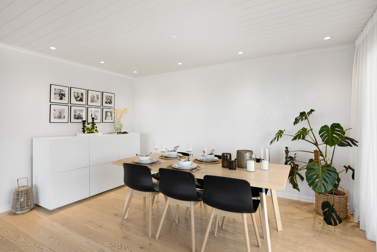 Det er downlights i himlinger. Galleribilde