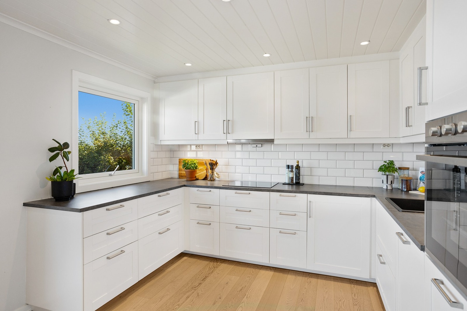 Innredningen har profilerte fronter og laminat benkeplate Galleribilde