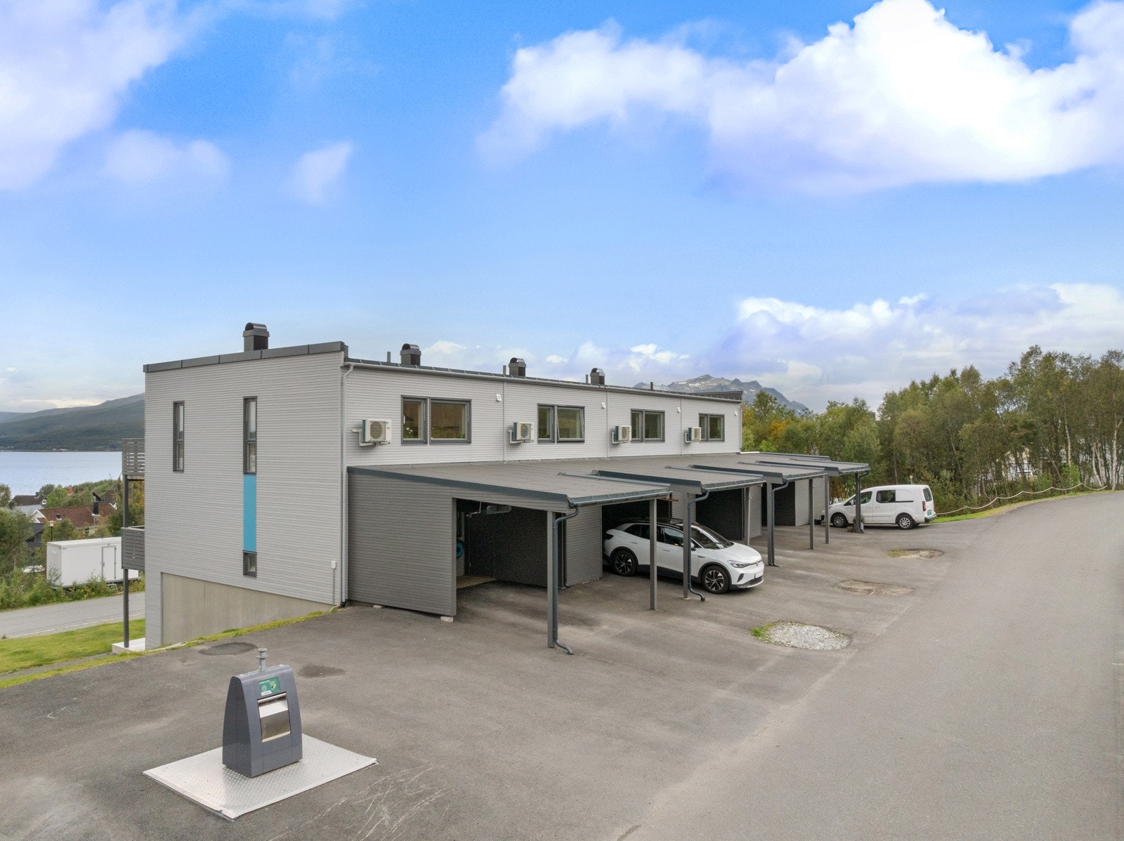 Parkering i carport med el-billader og på egen tomt, det er felles gjesteparkering.