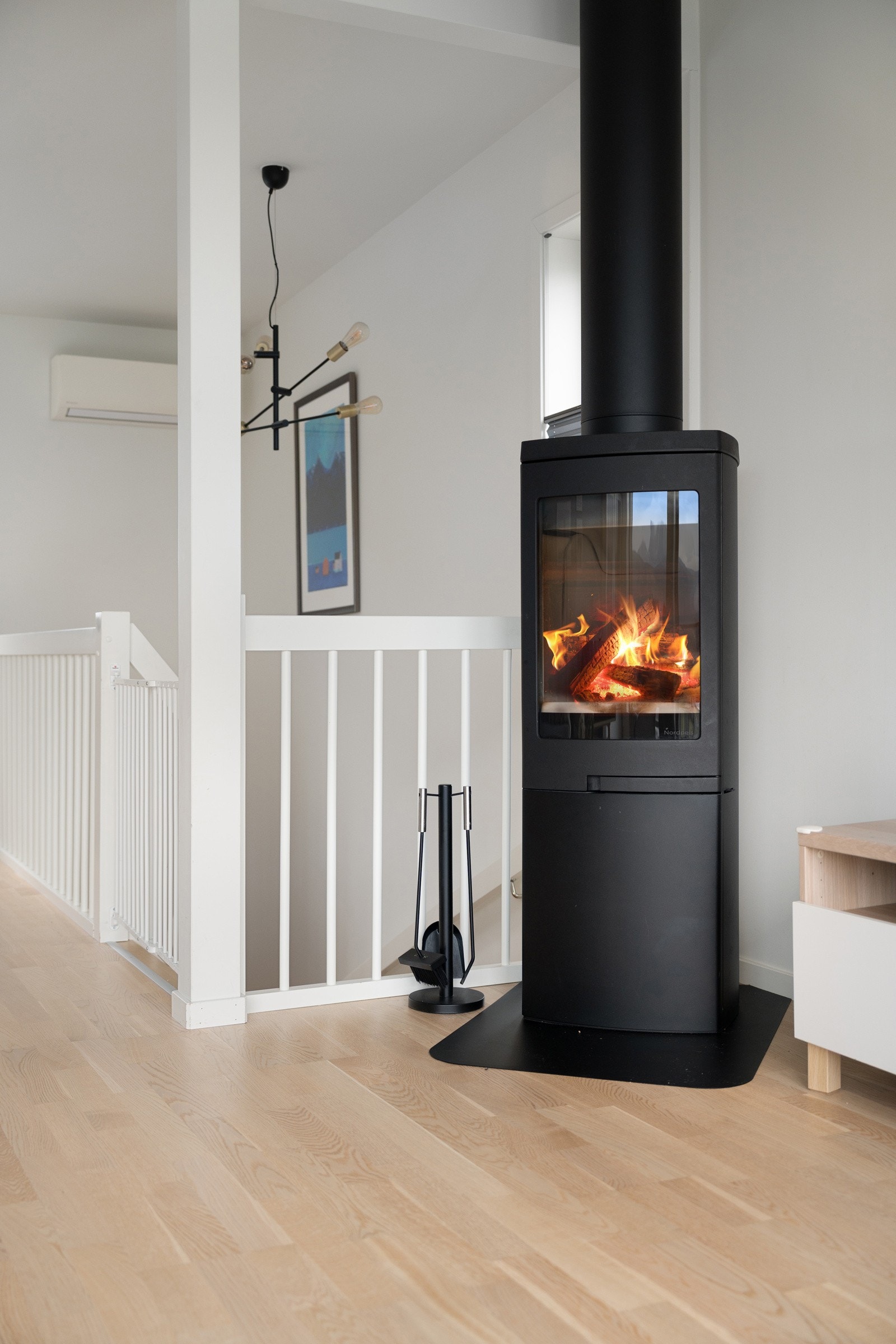 Varmende vedovn i stua inviterer til hygge, og det er ellers effektiv varmepumpe og balansert ventilasjon som sørger for komfort og godt inneklima gjennom alle årstider.