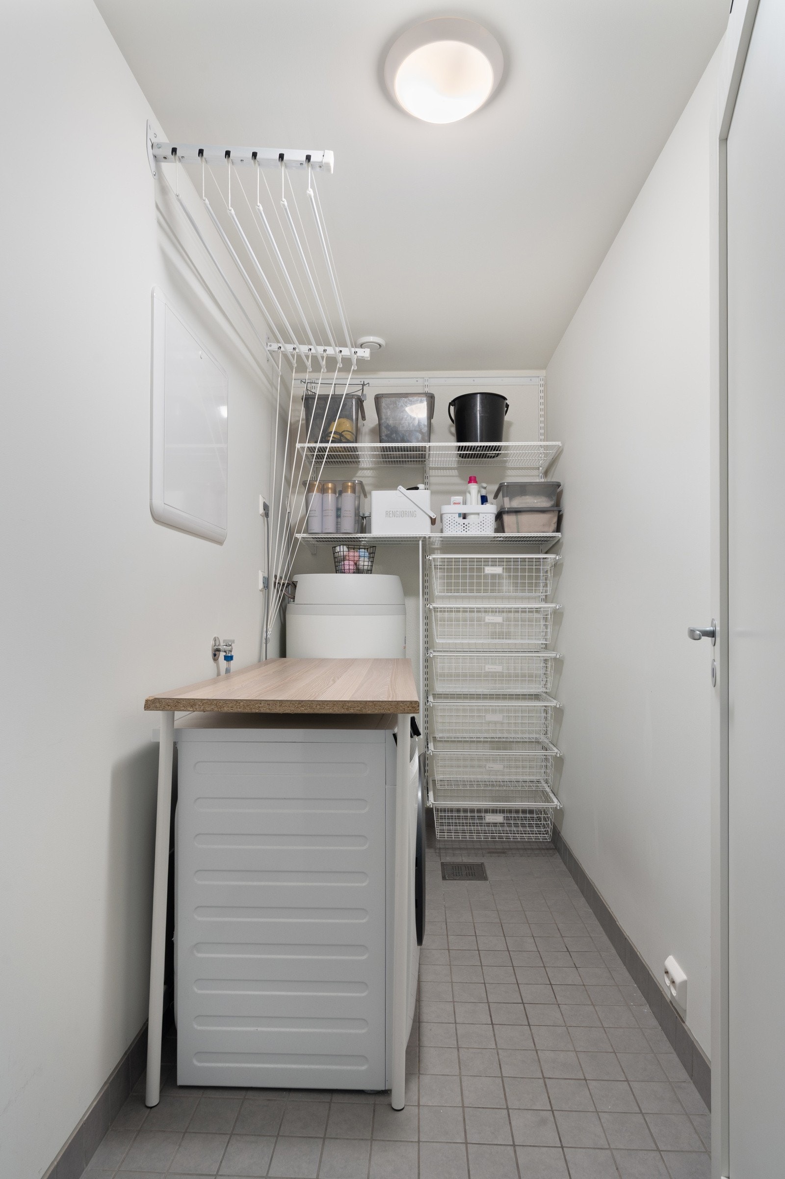 Praktisk vaskerom med god plass til både vaskemaskin og tørketrommel.