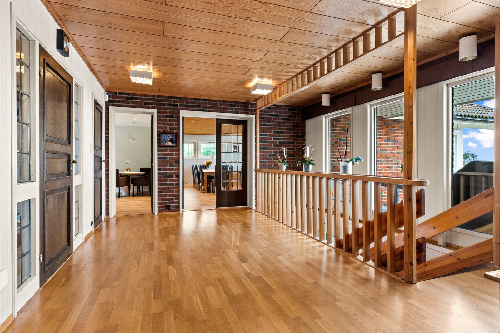 Fra entreen kommer man videre inn i en deilig trappehall med masse naturlig lys inn og fin utsikt ut. Galleribilde