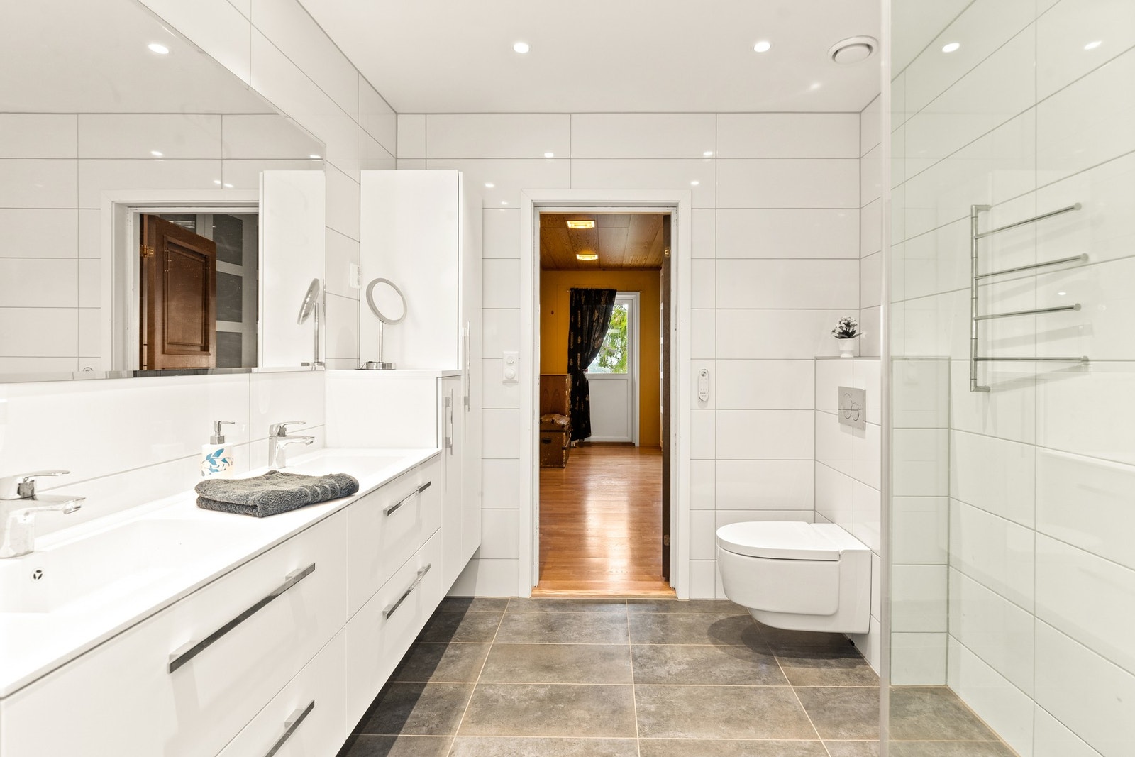 Påkostet toalett fra Geberit med spylefunksjon. Galleribilde