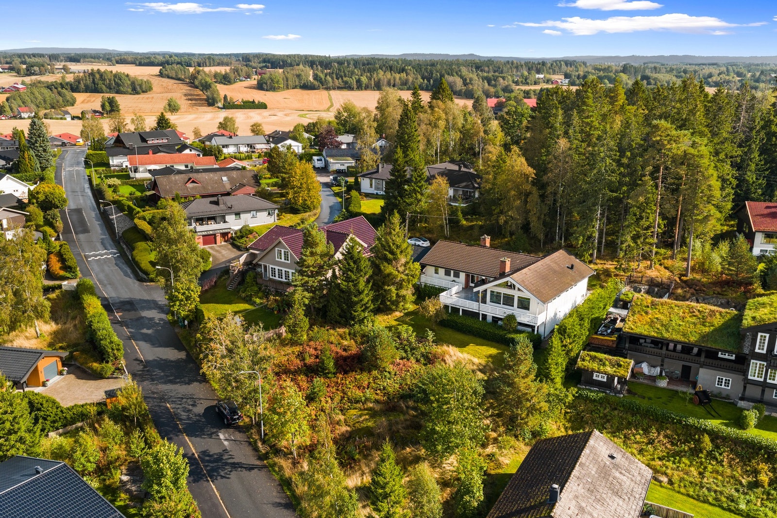 Velkommen til Skoglia 22, en unik eiendom med beliggenhet på høyden med særdeles flott utsikt i tillegg til stor tomt på over 1670 kvm. Galleribilde