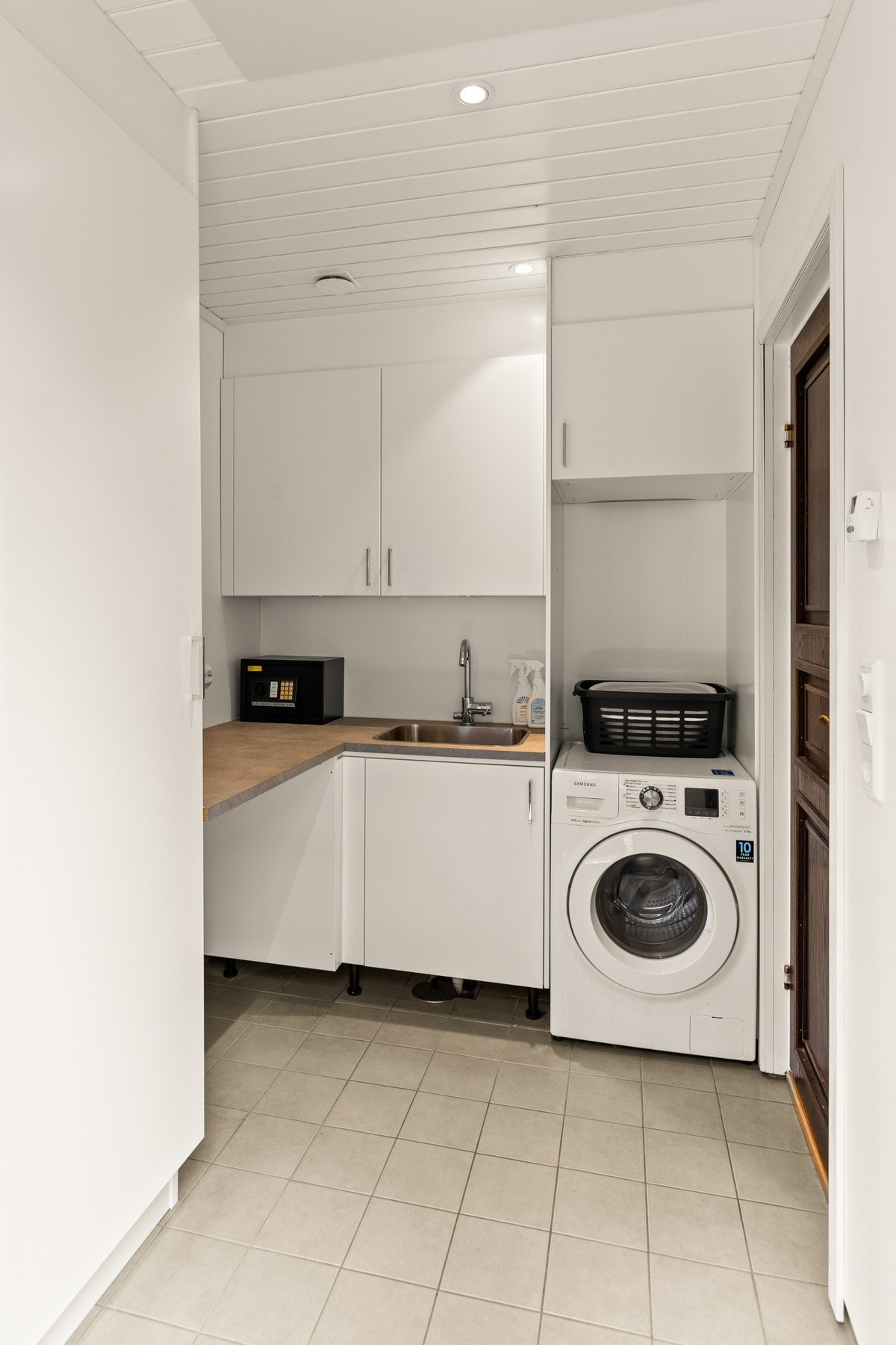 Vaskerommet ble også pusset opp i 2017, det også med innredning fra Drømmekjøkken. Praktisk med egen vaskeromsutgang til hagen. Galleribilde