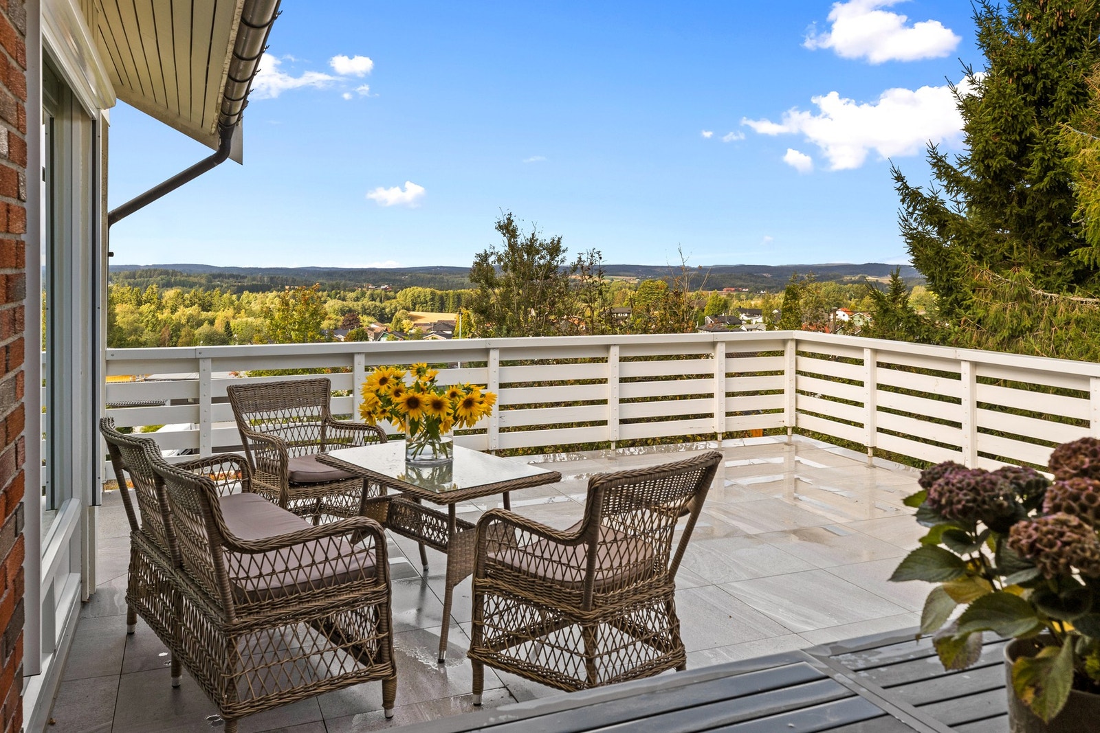 Vidstrakt utsikt fra både veranda, stue, hall og hovedsoverom. Galleribilde