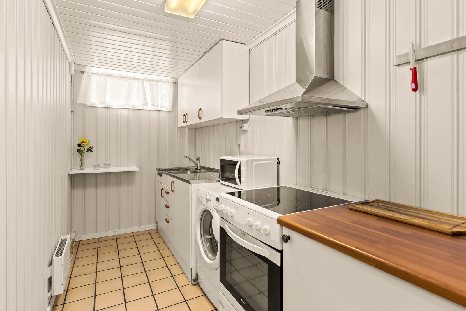 Kombinert kjøkken og vaskerom i hybel/sokkelleilighet Galleribilde