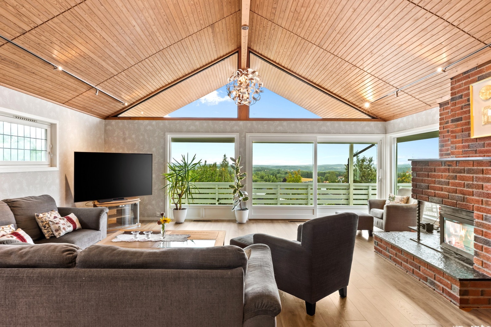 Godt med naturlig lys inn i stua via store vindusflater Galleribilde