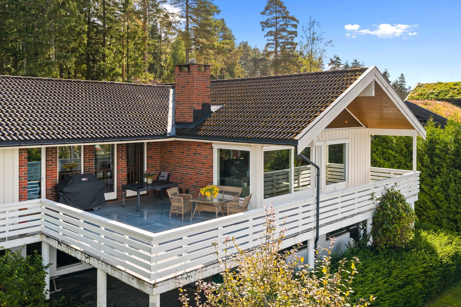 Stor veranda med delvis takoverbygg Galleribilde