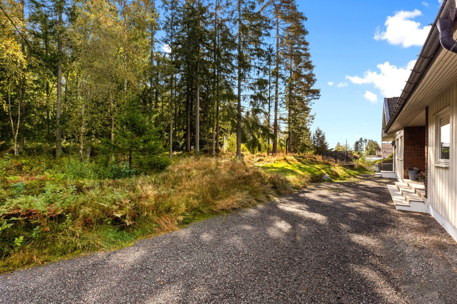 Det ligger en ubebygget tomt bak huset (mot nord) Galleribilde
