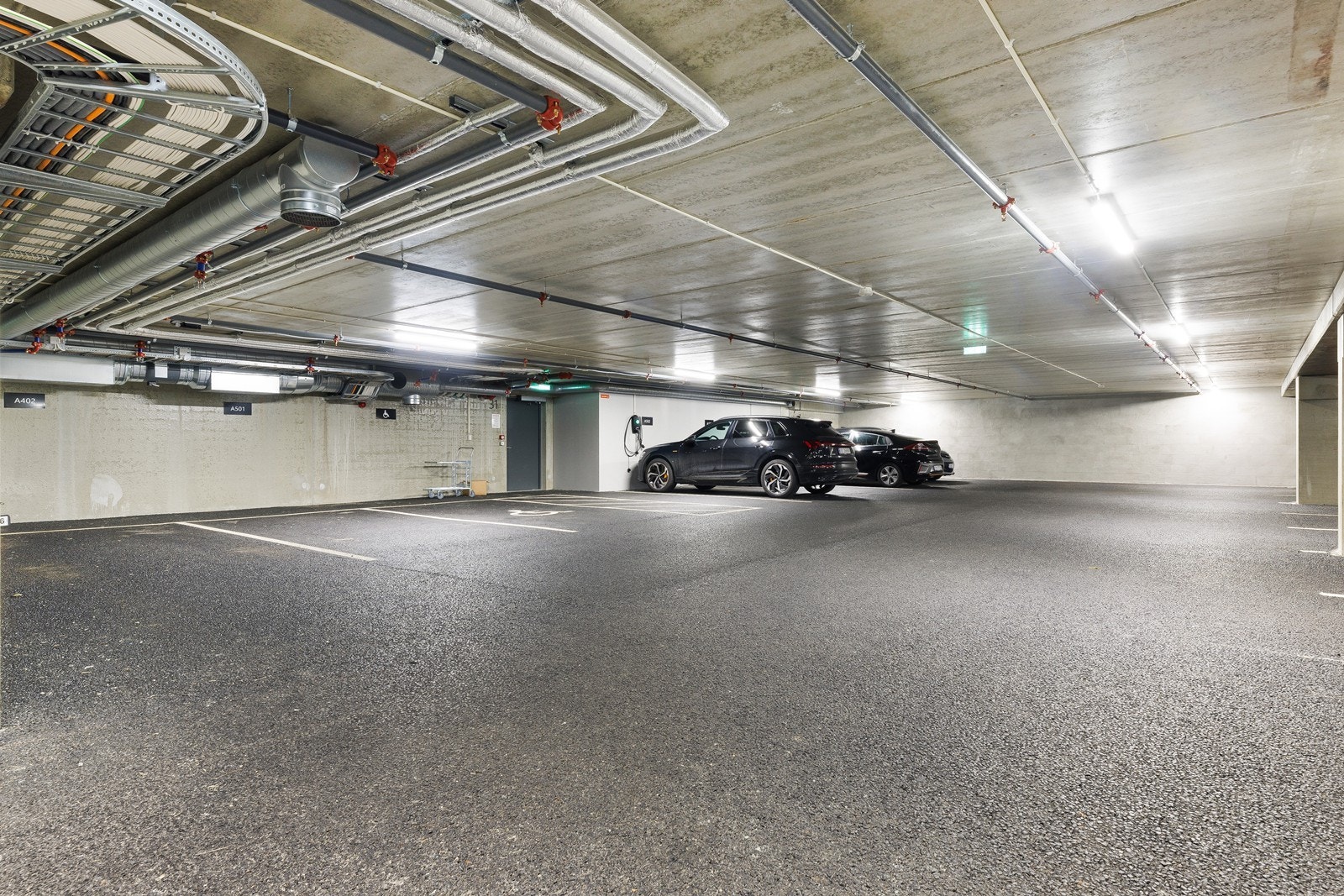 Lukket garasjeanlegg i 1.etasje med heistilknytning og mulighet for elbil-lading Galleribilde