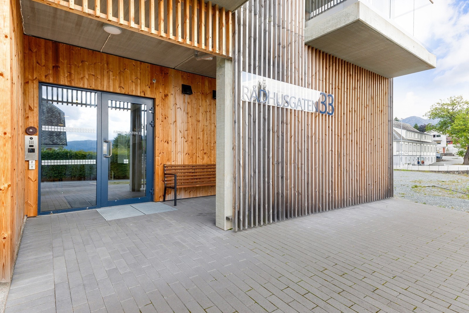 Hovedinngang fra bakkeplan Galleribilde