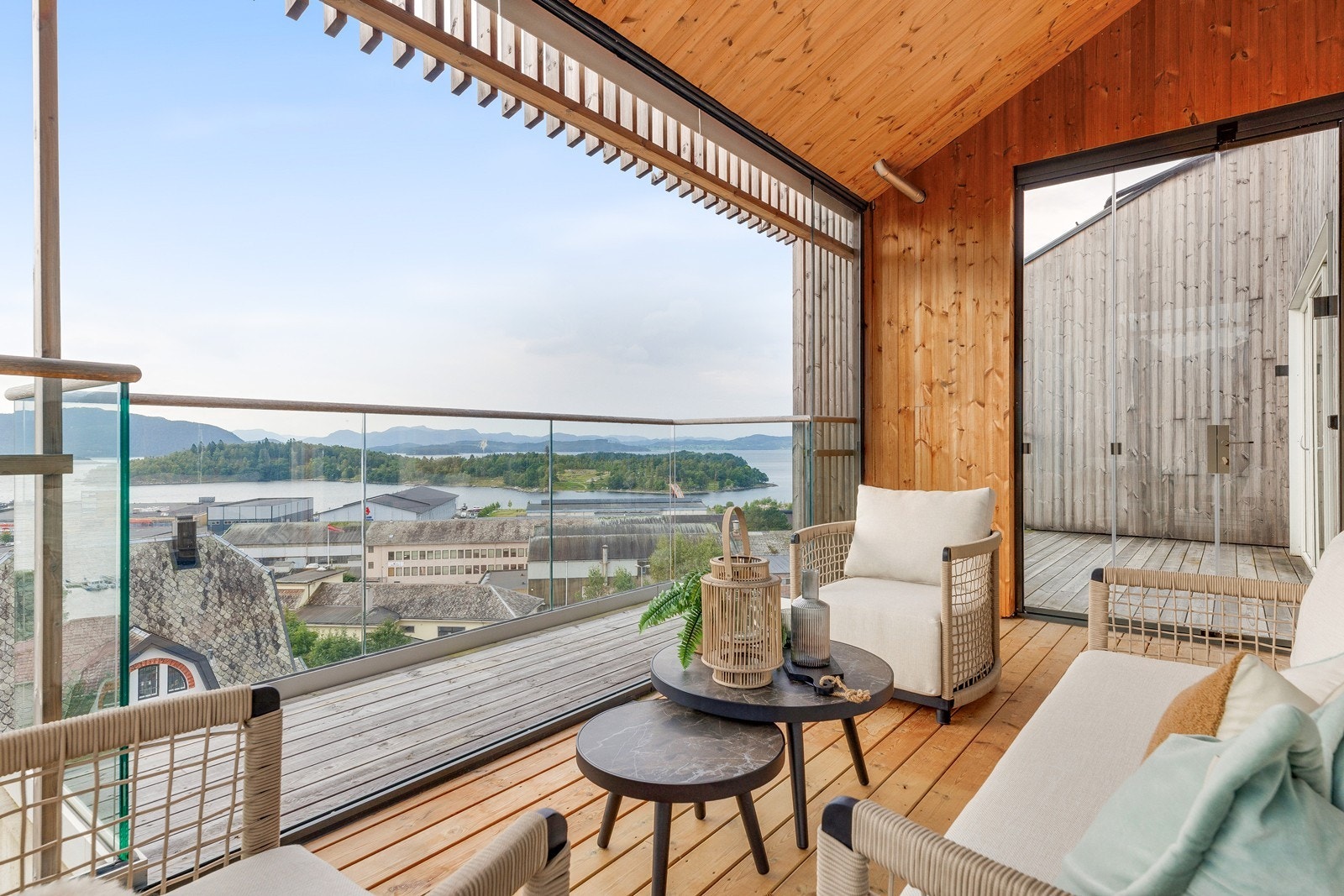 Glassfeltene kan åpnes helt opp når man ønsker det Galleribilde