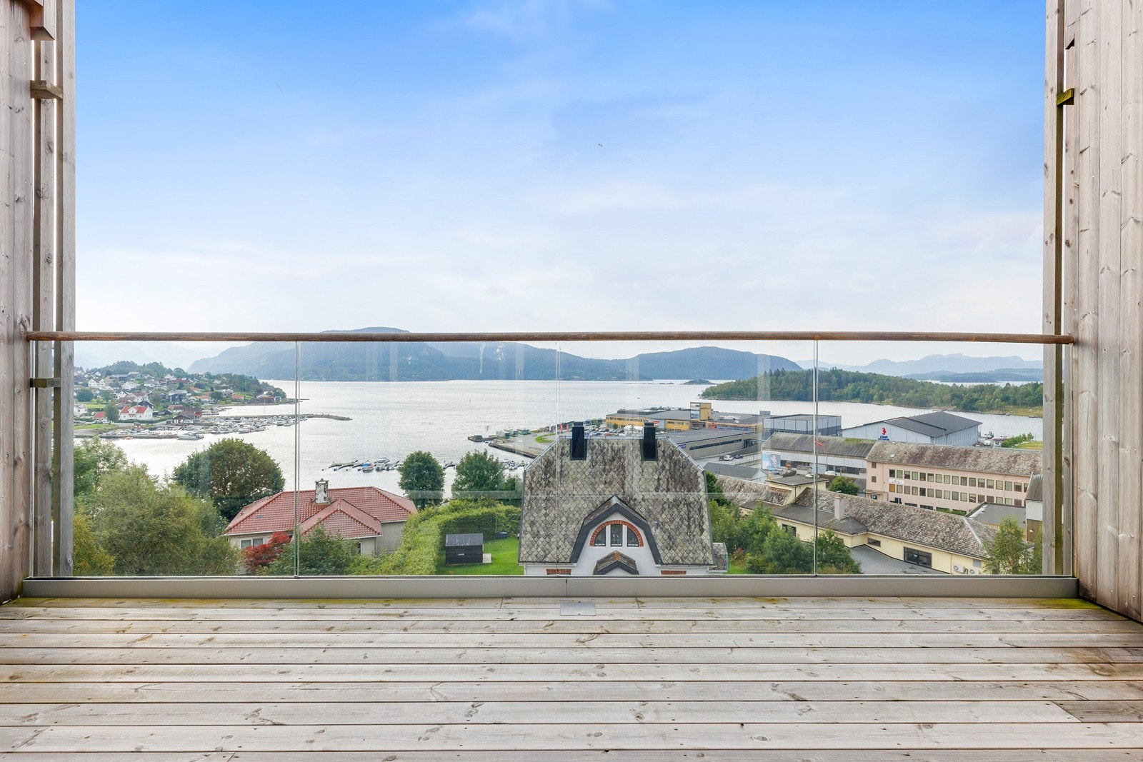 Her har man godt oppi høyden og man kan se langt innover fjellene Galleribilde