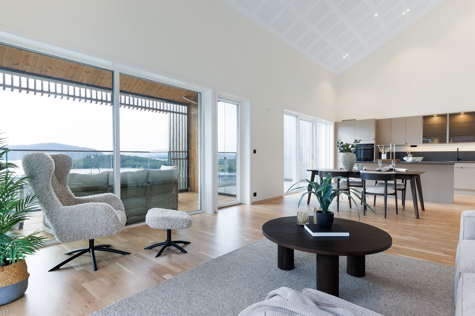 Stuen har en fin åpen løsning med kjøkken med god plass til møblering av flere sittegrupper Galleribilde