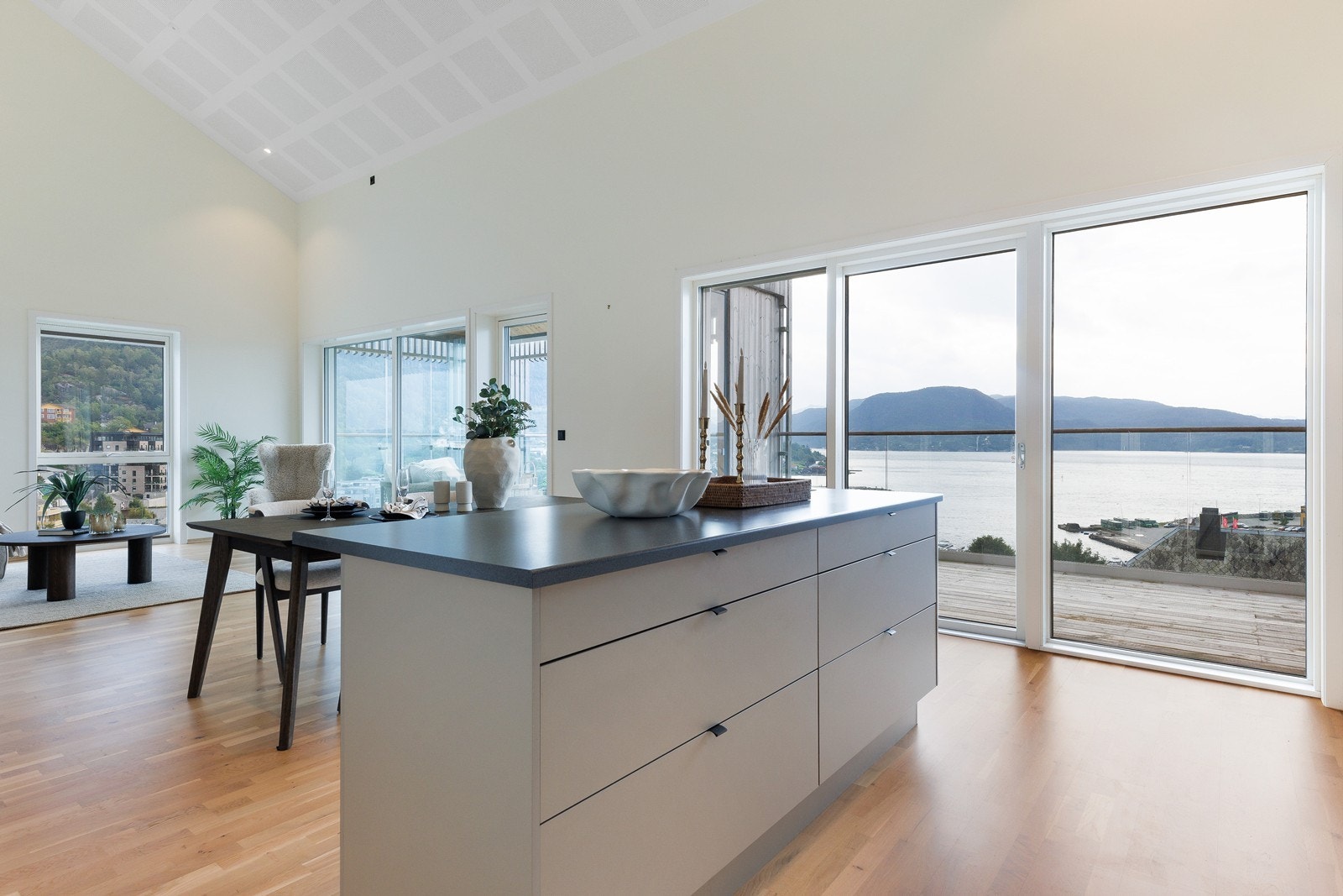 Leiligheten ligger midt i sentrum og man har få skritt til butikken dersom man har glemt å handle noe Galleribilde