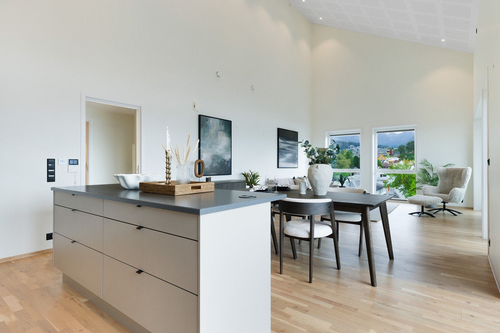 Kjøkkenøyen gir ekstra god arbeidsplass og har strømuttak Galleribilde