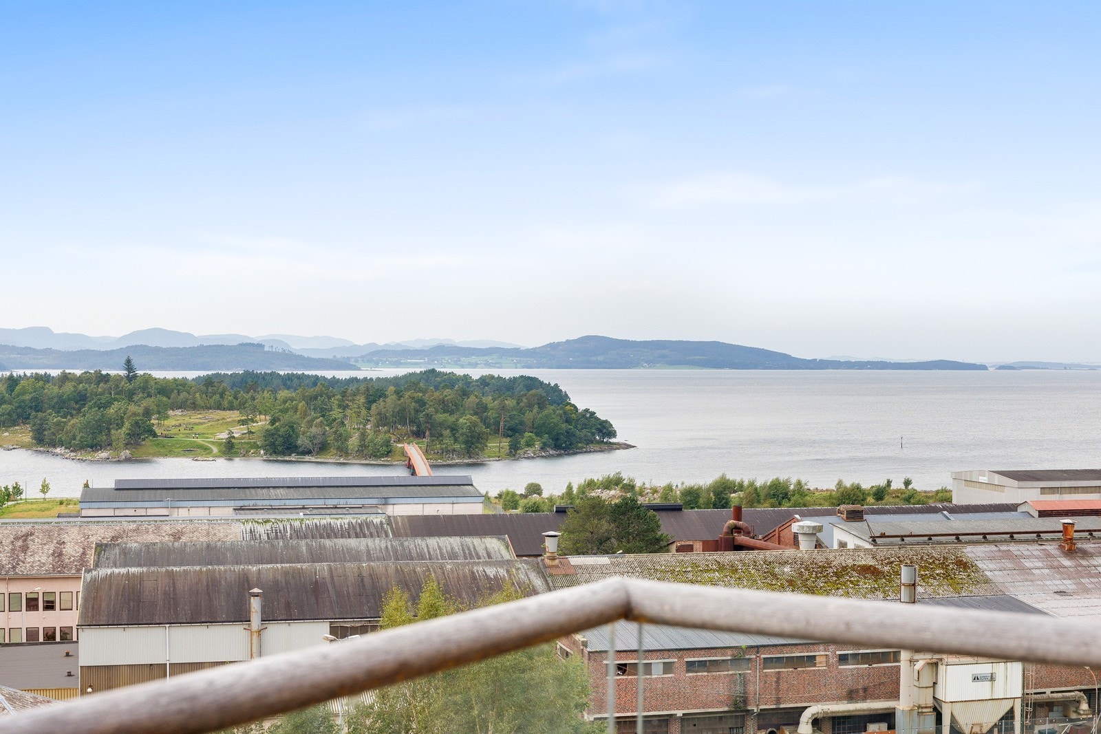 Den populære Jørpelandsholmen ligger like nedenfor eiendommen med flotte friområder og tursti Galleribilde