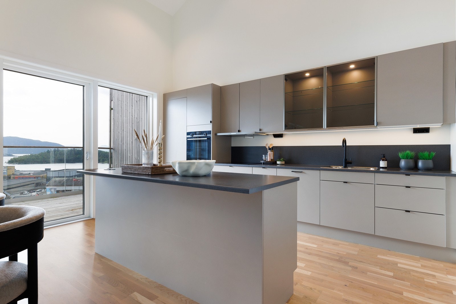 Kjøkkenet har fin innredning fra HTH med slette fronter Galleribilde