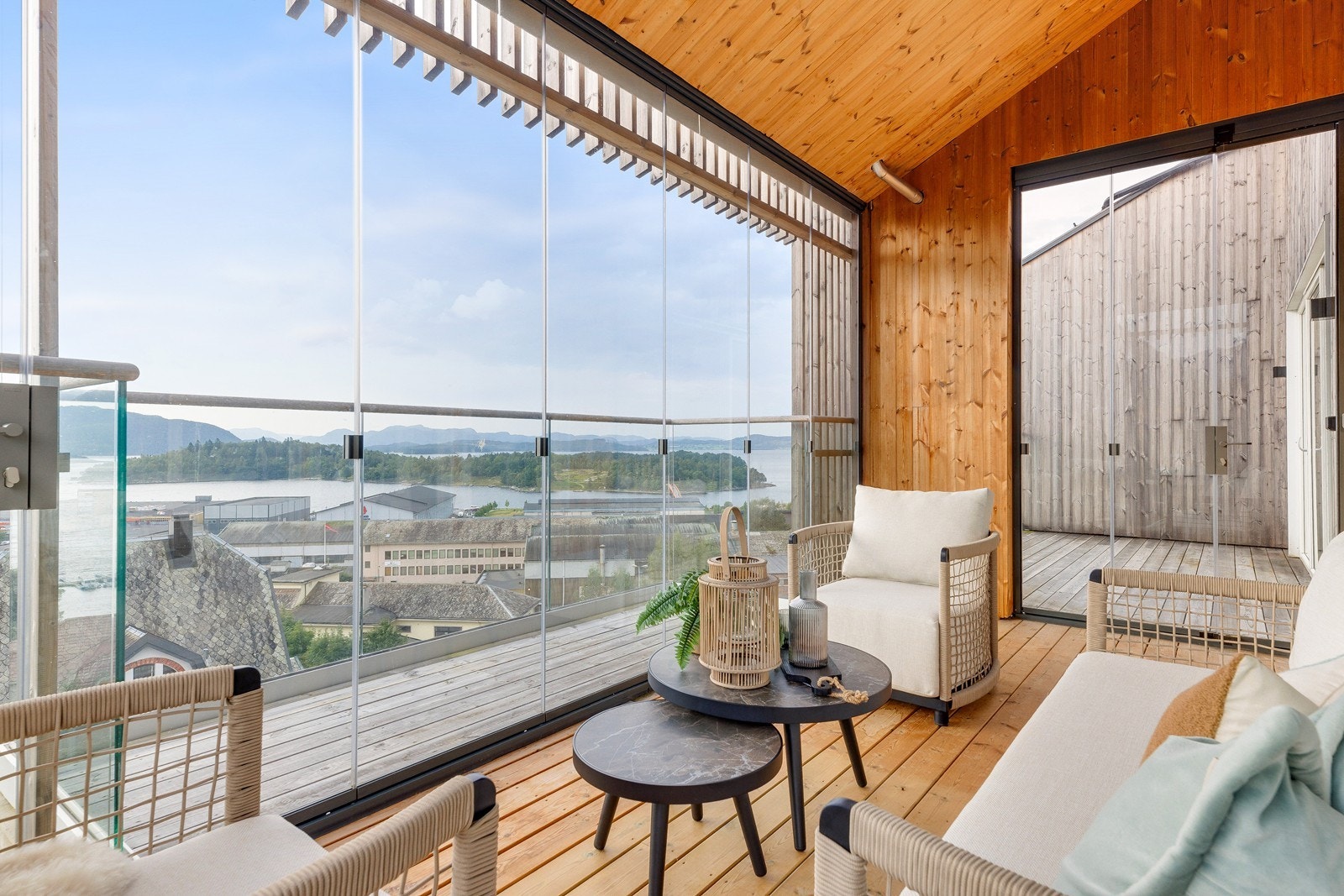 Deler av terrassen er glasset inn og man får et herlig uterom som kan brukes nesten hele året Galleribilde