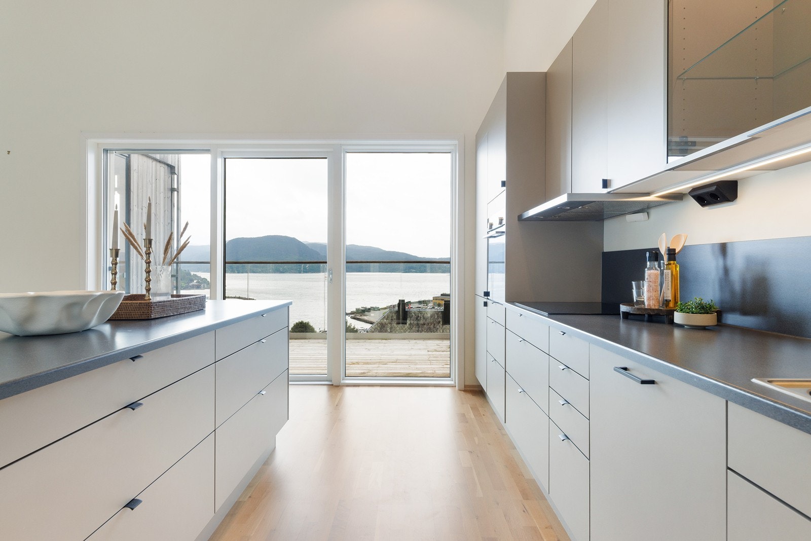 Her har man god skap- og benkeplass, samt integrerte hvitevarer Galleribilde