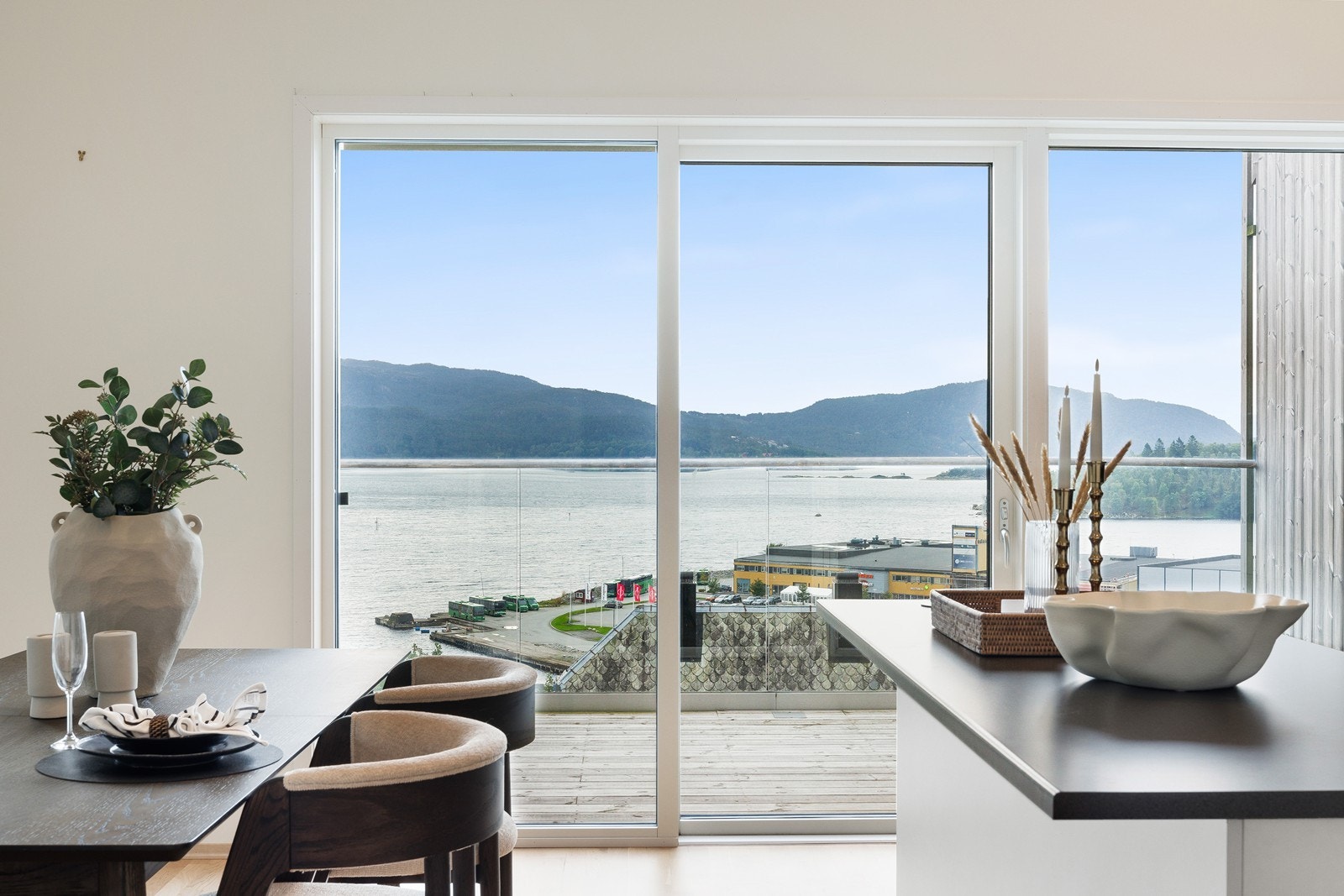 Fra kjøkkenet har man skyvedør ut til terrassen og man kan enkelt nyte måltidet utendørs Galleribilde