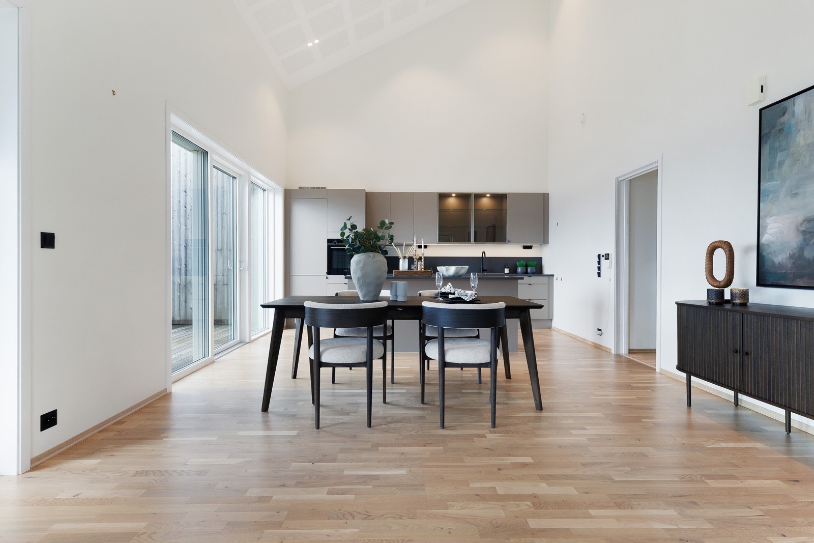 Det er god plass til å kunne dekke opp langbord til hele familien og gjester Galleribilde