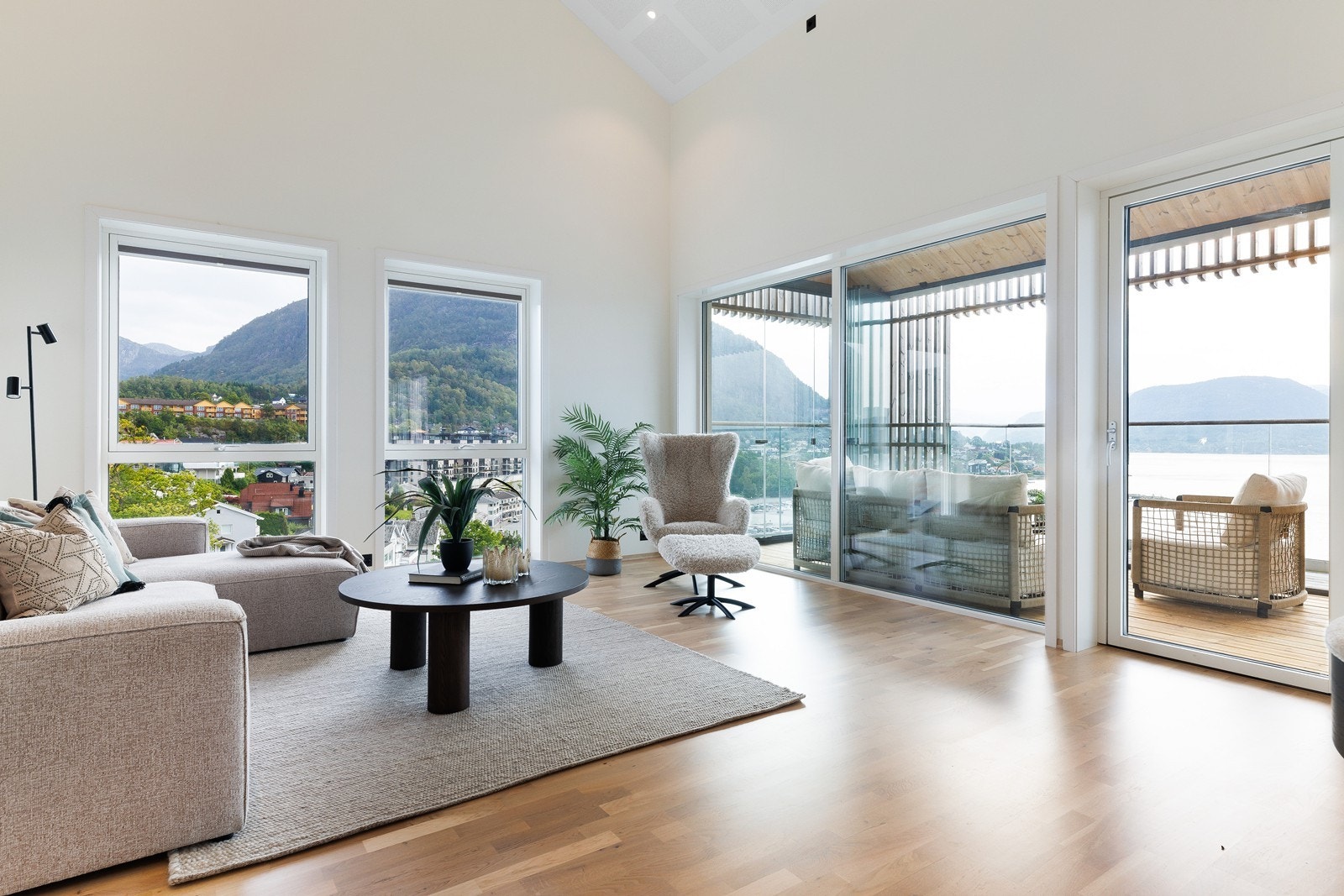 Leiligheten er meget romslig på hele 112 kvm og har ekstra takhøyde som gir en luftig romfølelse Galleribilde