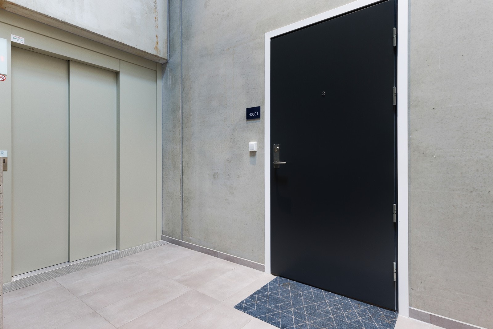 Man har kort vei fra heisen til inngangsdøra Galleribilde