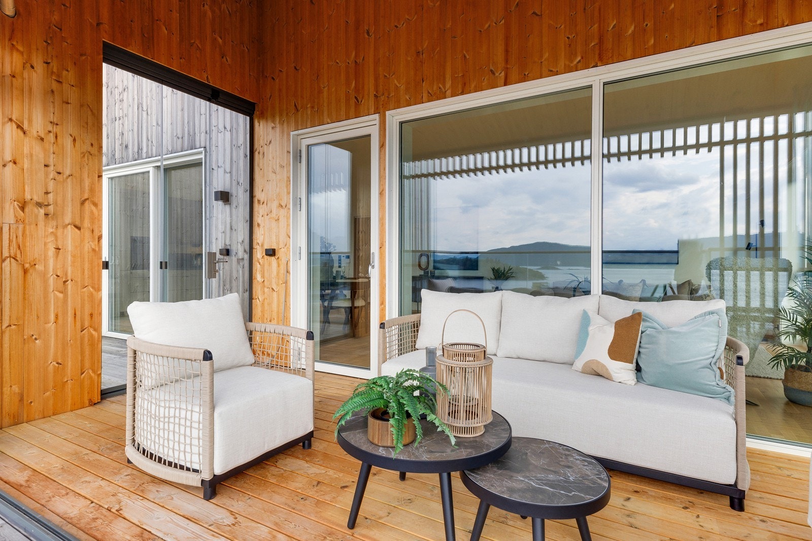 Hagestuen er romslig og fungerer omtrent som en ekstra stue Galleribilde