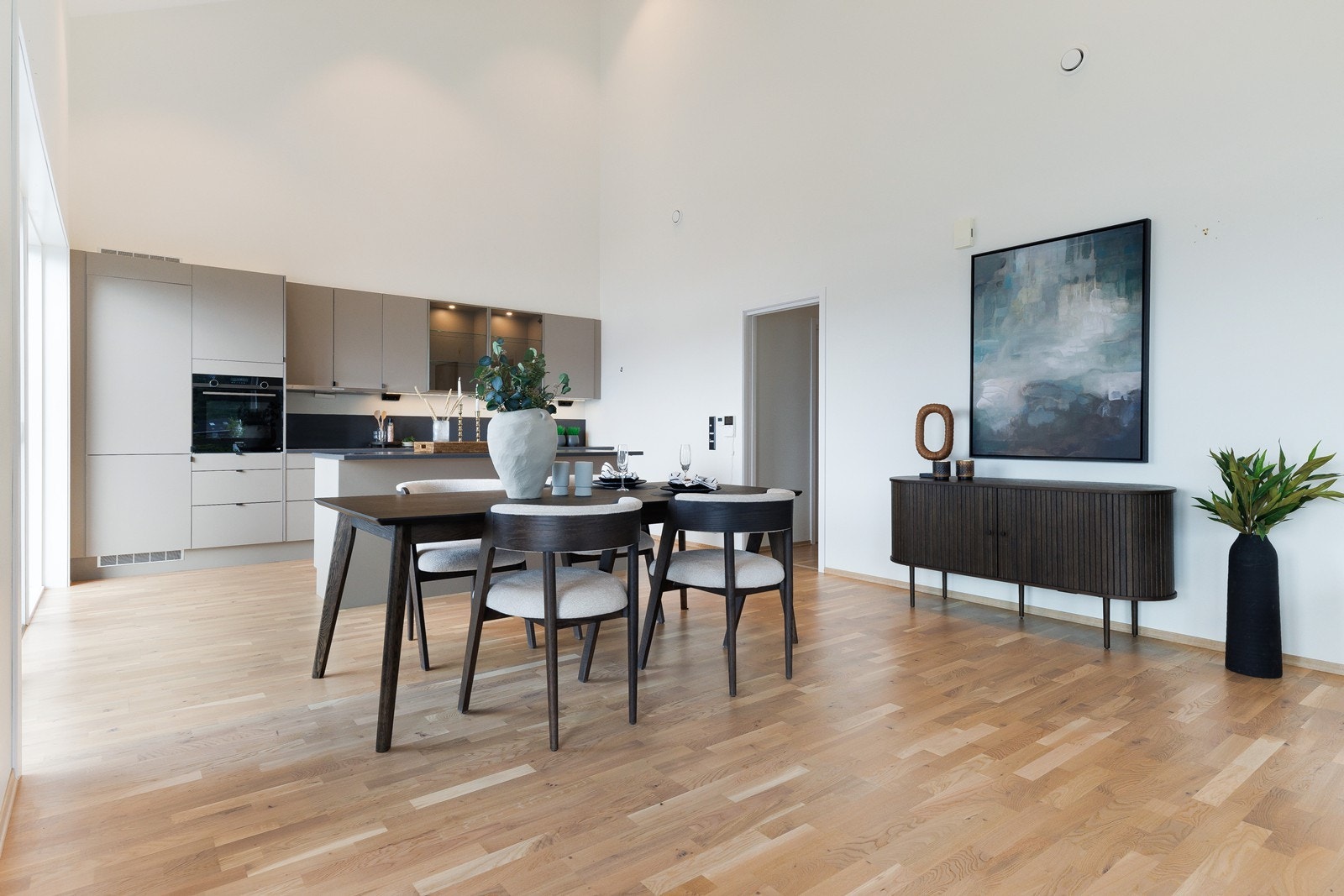 Leiligheten er lettstelt og praktisk med alt på et plan, og passer godt for de som ønsker en enklere hverdag Galleribilde